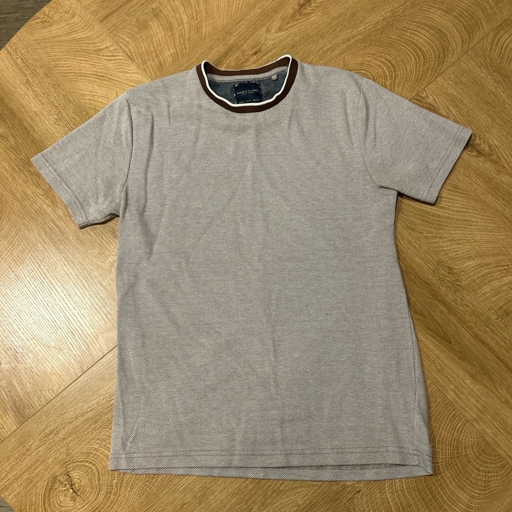 Denim & Flower Beige Tee with Brown Collar